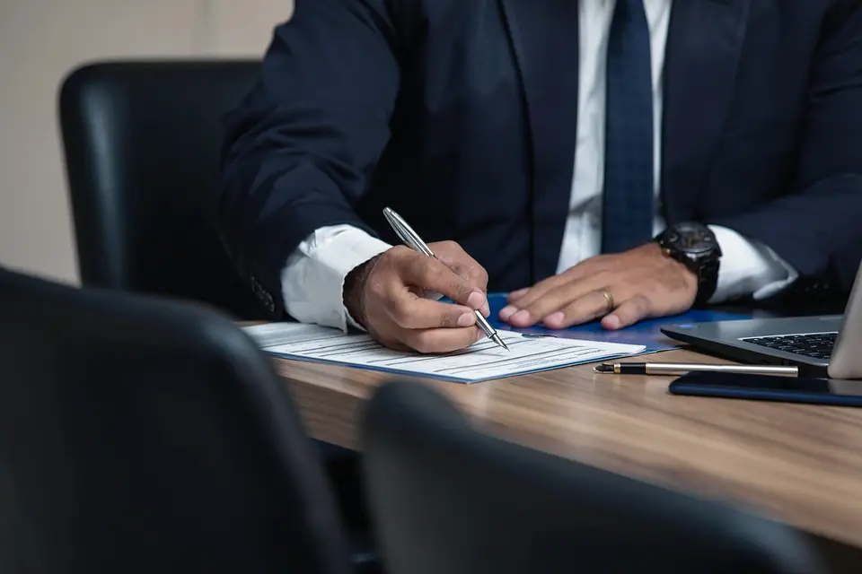 Documentos firmados sobre un escritorio